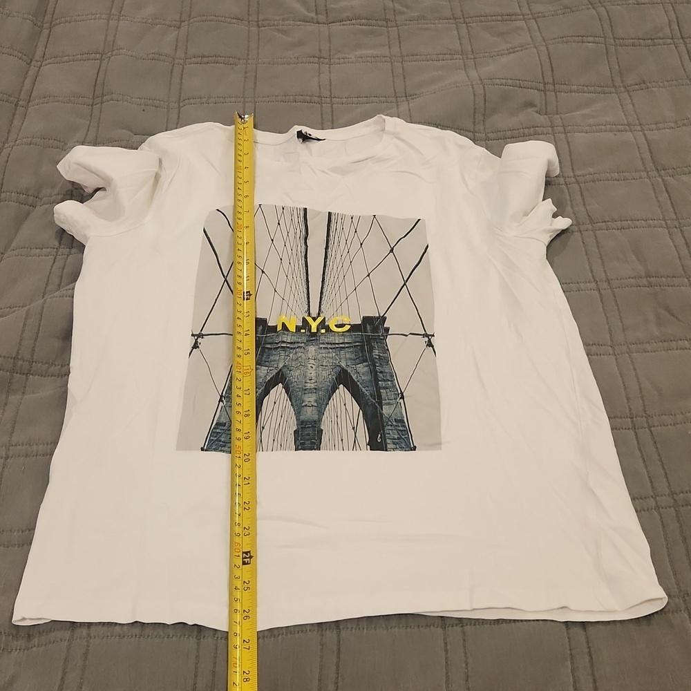 White Graphic T-Shirt with NYC Print Size M! - Picture 6 of 6